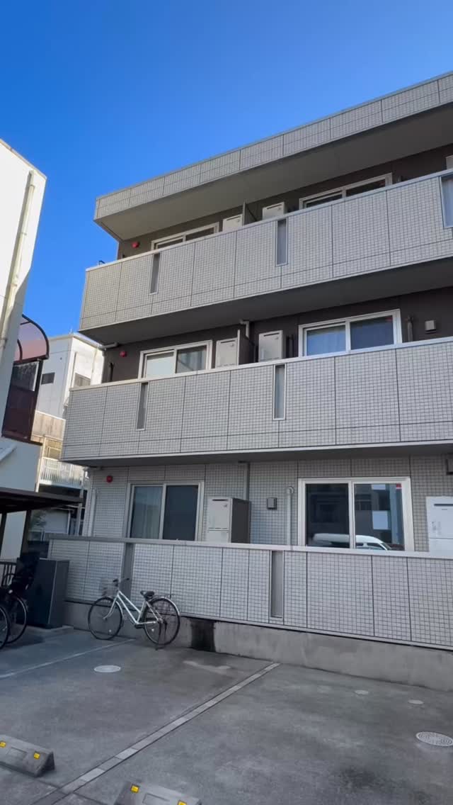 【鹿児島中央駅 徒歩10分♀️】
\セキュリティ重視の1LDK/
“安心×快適”な2人暮らしを叶える理想のお部屋
新婚さんやカップルにぴったり!
ダイワハウス施工「D-room」シリーズで、
住まいの質も安心感も◎
おすすめポイント
・オートロック&ホームセキュリティ付きで安心
・D.U-NETでインターネット無料
・12帖の広々LDK+4.5帖の洋室🛋
・浴室乾燥機&追い焚き完備🛁
・カウンターキッチンでお料理も楽しく
・床下収納や室内物干しで生活動線も快適
賃料:74,800円(共益費5,000円)
所在地:鹿児島市西田1丁目
♂️鹿児島中央駅 徒歩10分
🛏間取り:1LDK(40.28㎡)
🏗築年月:2015年9月
即入居可!
「駅チカで安心・快適な暮らしを始めたい」
そんなあなたにぴったりの1部屋です
・・・・・・・・・・・・・・・・・・・・
株式会社HomeButton
鹿児島市加治屋町1-9-202
鹿児島県(01)第006564号
所属:(公社)鹿児島県宅地建物取引業協会
九州不動産公正取引協議会加盟
取引態様:仲介
・・・・・・・・・・・・・・・・・・・・